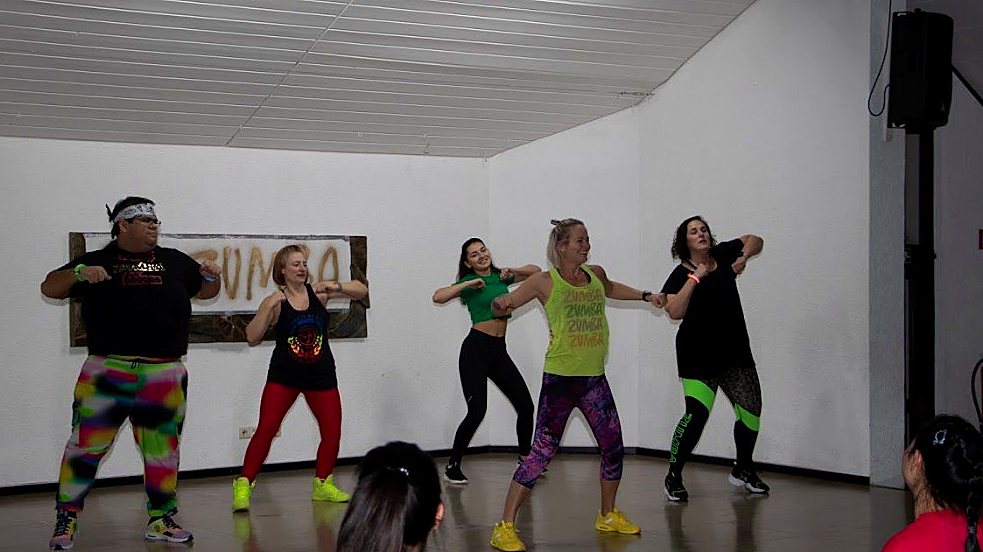 Zumba®-Kurs im Westerwald Zumba®-Kurs im Westerwald: Gruppe tanzt in der Halle