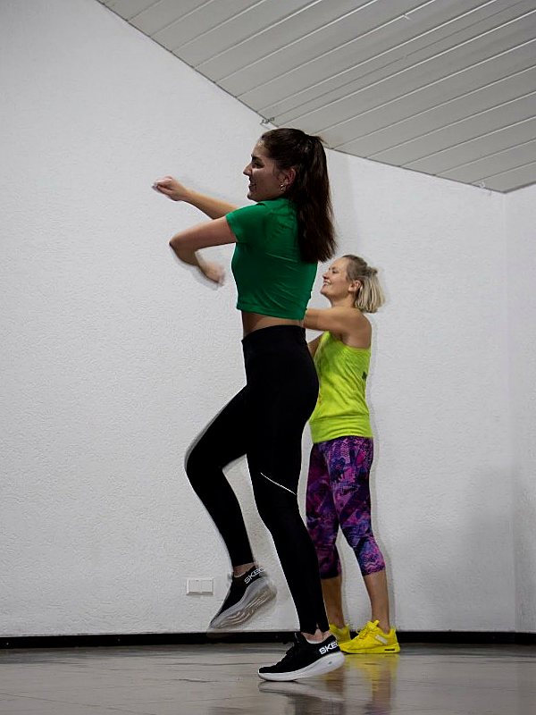 Mitmachen beim Zumba® Teilnehmerin tanzt Zumba® im Studio im Westerwald